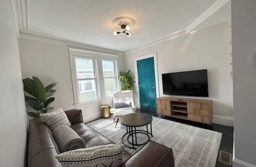 Salem Condo | Chic Downtown Salem 3 Bedroom w/Parking