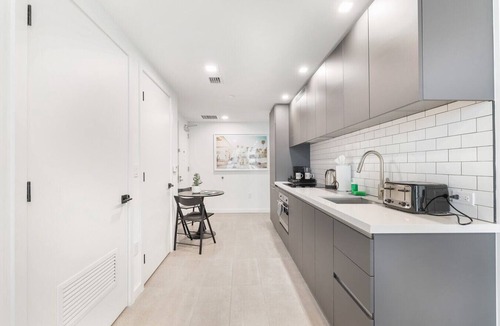 Downtown Miami Apartment | Chic Downtown Studio With Rooftop Pool and Gym