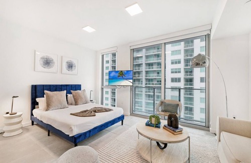 Downtown Miami Apartment | Chic Downtown Studio With Rooftop Pool and Gym