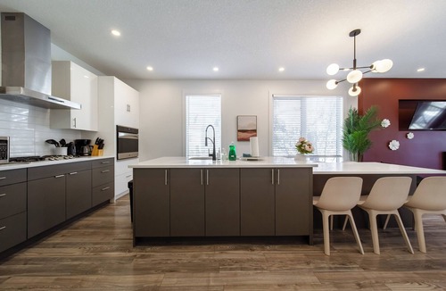 West Edmonton House | Chic Hideaway-King Bed-Fireplace-DT/WEM-Garage