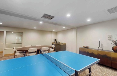 Vail Condo | Chic mtn-view condo near golf & Nordic center with pool, hot tub, game room
