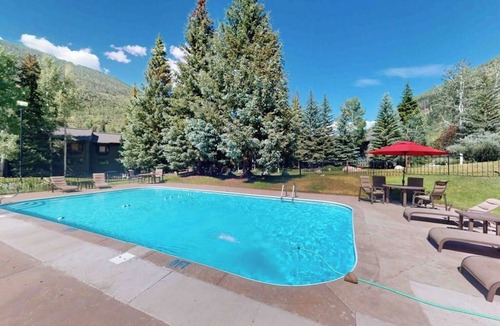 Vail Condo | Chic mtn-view condo near golf & Nordic center with pool, hot tub, game room