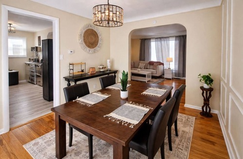 Parma House | Chic Parma Stay Near CLE King Bed 3BR