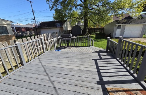 Parma House | Chic Parma Stay Near CLE King Bed 3BR