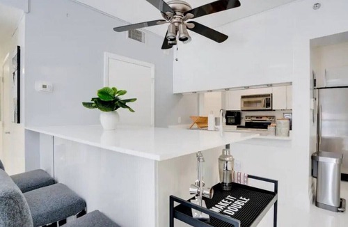 Brickell Apartment | Chic Penthouse: 3BR | Pool | Gym| 2 Parking Spots