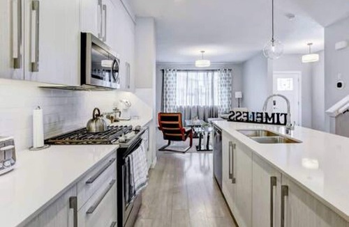 Chestermere House | Chic Retreat, Sleeps 8| A/C, Near YYC & DT.