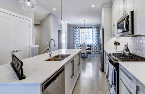 Chestermere House | Chic Retreat, Sleeps 8| A/C, Near YYC & DT.