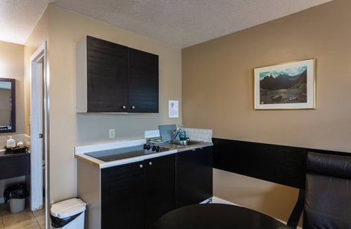 Sundre Hotel | Chinook Country Inn