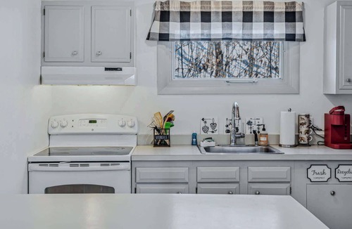 West Hartford House | Chittenden Chalet with Pool, Golf & Club Access