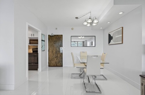 Bermuda Riviera Apartment | City Glow Suite