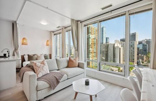 Downtown Vancouver Apartment | Cityview Suite near Robson Square and Canada Place for 6 Guests