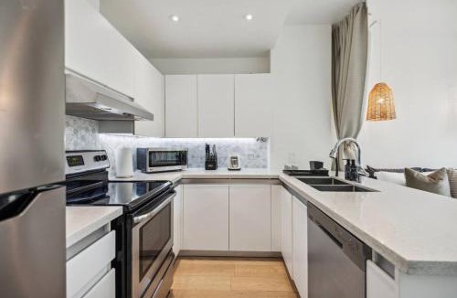 Downtown Vancouver Apartment | Cityview Suite near Robson Square and Canada Place for 6 Guests