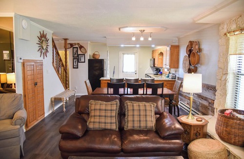 Red River Apartment | Claim Jumper #12 Townhouse