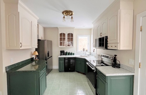 Gloucester House | Classic Coastal Family Home | Walk to Sea;King Bed