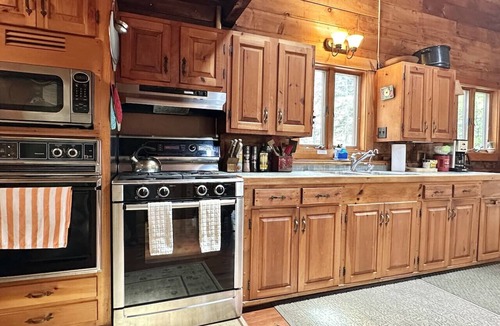 Mount Desert Cabin | Classic Maine 2BR Cabin in Center of MDI! Pet Friendly [Birdsong]