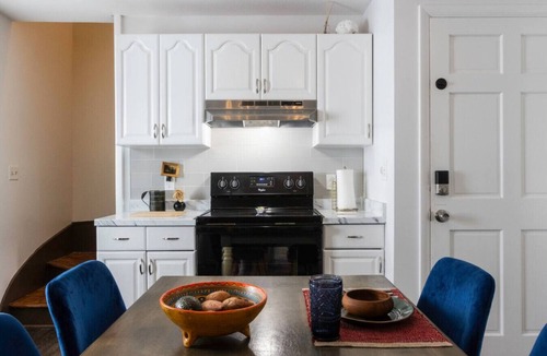 Torrington Apartment | Classy Private Apt - 3 Beds 2nd Flr - Near Downtown