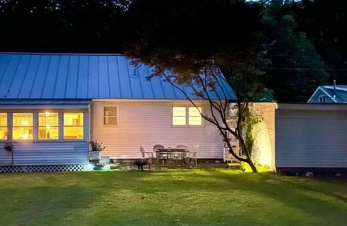 Brattleboro House | Clean & Convenient - Dogs stay free!