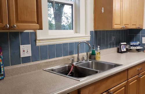Rogers Park Cottage | Clean, Cozy, Comfy, Great Location, Pets Welcome, Well Equipped Kitchen.