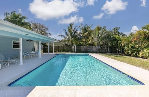 Jupiter House | Clean Home Large Heated-Pool - 3/2 +Ofc/den - 3 Miles to Beach "Jupiter Escape"
