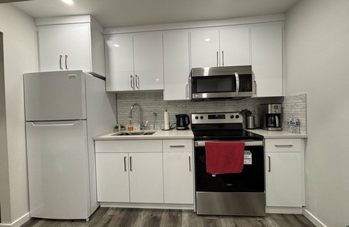Southwest Edmonton House | Clean Stylish Cozy Suite with 2 Beds and Fast Wifi - 14mins to YEG