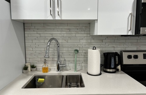 Southwest Edmonton House | Clean Stylish Cozy Suite with 2 Beds and Fast Wifi - 14mins to YEG