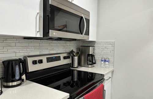 Southwest Edmonton House | Clean Stylish Cozy Suite with 2 Beds and Fast Wifi - 14mins to YEG