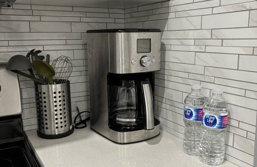 Southwest Edmonton House | Clean Stylish Cozy Suite with 2 Beds and Fast Wifi - 14mins to YEG