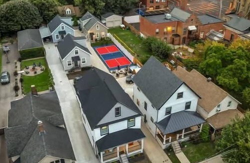Detroit - Shoreway House | Cleveland Group House | Sleeps 17 | Hot Tub + Sauna