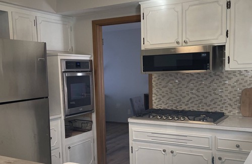 South Euclid House | Cleveland suburban comfort near schools/hospitals and attractions