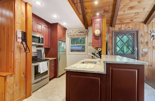 Londonderry House | Close to 4 mnts. Private stream! A/C. Dogs OK