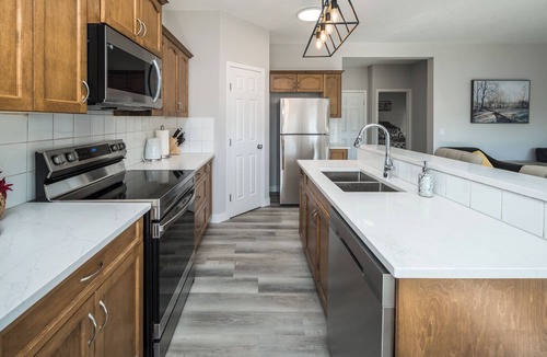 Calgary House | ✈️🌍 Closet to YYC | 4 Bedrooms | Garage | AC | BBQ | Sleeps 8