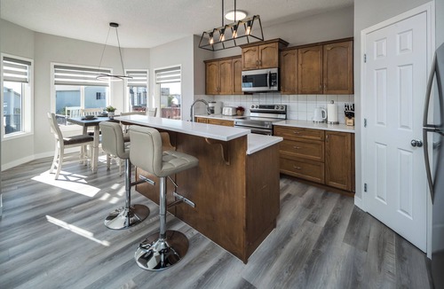 Calgary House | ✈️🌍 Closet to YYC | 4 Bedrooms | Garage | AC | BBQ | Sleeps 8