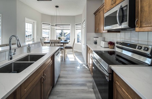 Calgary House | ✈️🌍 Closet to YYC | 4 Bedrooms | Garage | AC | BBQ | Sleeps 8