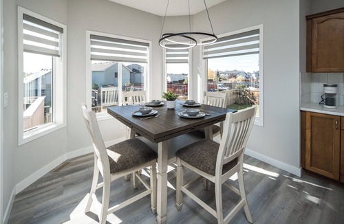 Calgary House | ✈️🌍 Closet to YYC | 4 Bedrooms | Garage | AC | BBQ | Sleeps 8