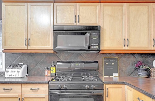 Edmonton House | Cloverdale. Sleeps 4. Steps from River Valley.