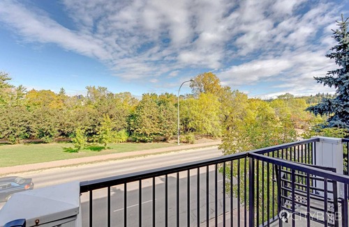 Edmonton House | Cloverdale. Sleeps 4. Steps from River Valley.
