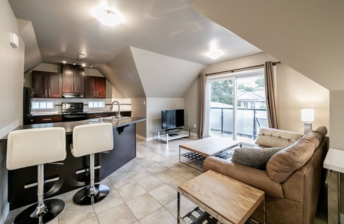 Edmonton House | COACH HOUSE - RAVINE - PRIVATE & QUIET - TRAILS & PARKS - RUNNERS & SKIERS
