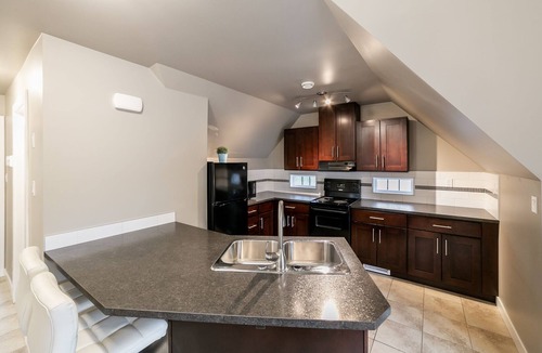 Edmonton House | COACH HOUSE - RAVINE - PRIVATE & QUIET - TRAILS & PARKS - RUNNERS & SKIERS
