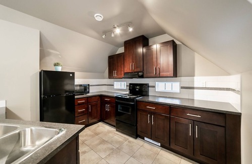 Edmonton House | COACH HOUSE - RAVINE - PRIVATE & QUIET - TRAILS & PARKS - RUNNERS & SKIERS