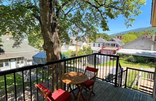 Nelson Apartment | Coachhouse One Bedroom Studio in Central Nelson. Pet-friendly!