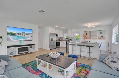Pembroke Pines House | Coastal Breeze Retreat with Heated Pool