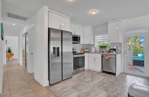 Pembroke Pines House | Coastal Breeze Retreat with Heated Pool