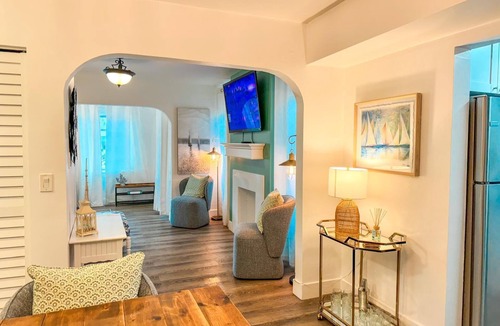 South Palm Park Neighborhood Association House | Coastal Cottage Charming 2-bedroom house with AC and WiFi in Lake Worth Beach