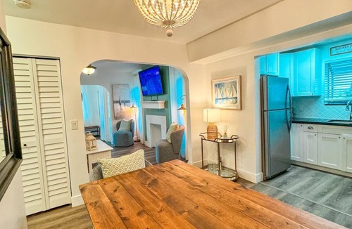 South Palm Park Neighborhood Association House | Coastal Cottage Charming 2-bedroom house with AC and WiFi in Lake Worth Beach