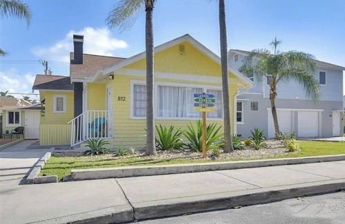 South Palm Park Neighborhood Association House | Coastal Cottage Charming 2-bedroom house with AC and WiFi in Lake Worth Beach