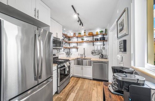 Lake Worth House | Coastal Harbor, King Bed, Pickleball Gear, Golf Set, BBQ – $1 Rides to Beach