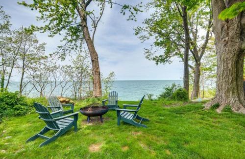 Euclid House | Coastal Lake Erie Cottage w/Amazing Water Views!