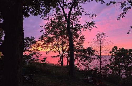 Euclid House | Coastal Lake Erie Cottage w/Amazing Water Views!