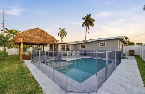 Lighthouse Point House | Coastal Retreat Near the Beach | sleeps 10