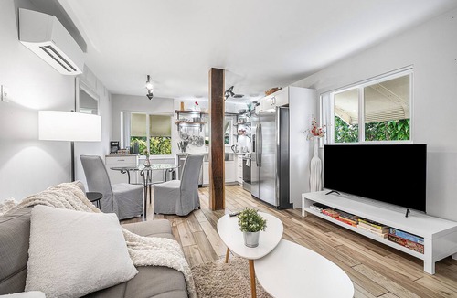 Lake Worth Apartment | Coastal Serene Courtyard, Lush Garden, BBQ & Bar Cart – $1 Rides to Beach